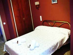 Habitación doble | Escritorio, cortinas blackout, camas extra y wifi gratis