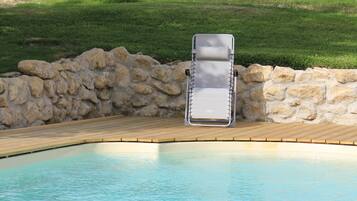 Piscine extérieure (ouverte en saison), chaises longues