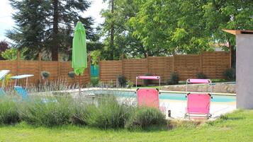 Piscine extérieure (ouverte en saison), chaises longues
