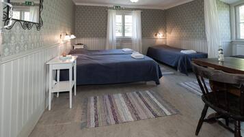 Habitación triple, baño compartido | Mobiliario individual, wifi gratis, ropa de cama