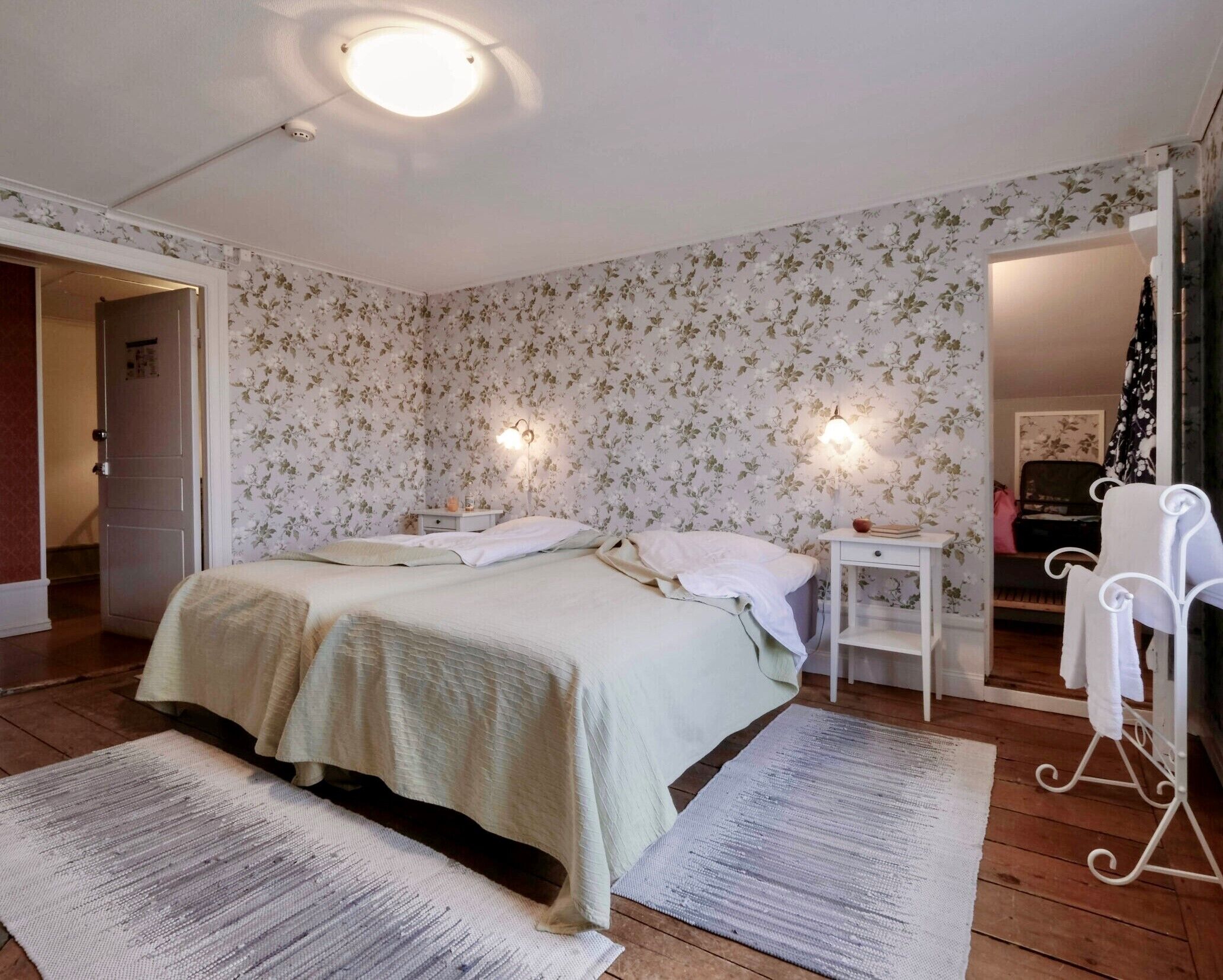 WiFi (free), individually furnished, bed sheets
