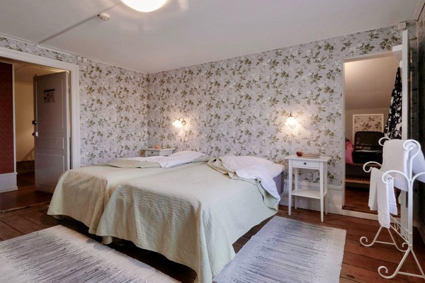 WiFi (free), individually furnished, bed sheets