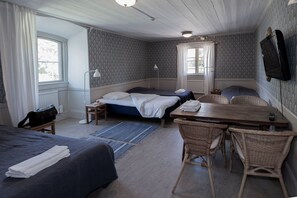 Fyrbäddsrum - delat badrum | Unika möbler, gratis wi-fi och sängkläder