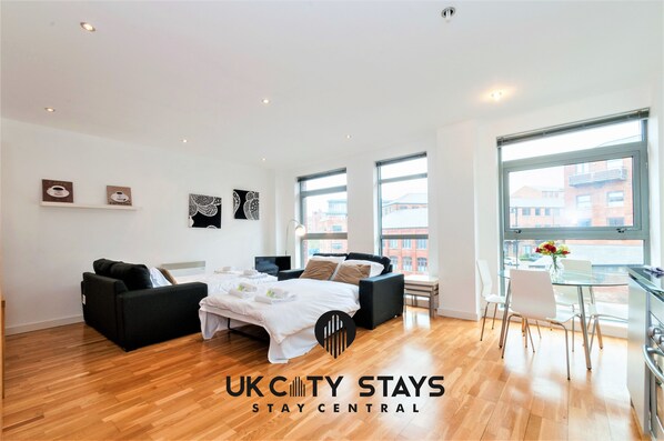 1 bedroom, premium bedding, desk, iron/ironing board - Wharf Apartments (Leeds)