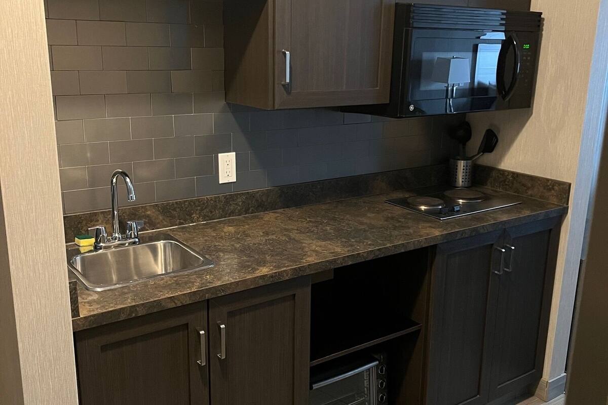 fridge, microwave, coffee/tea maker