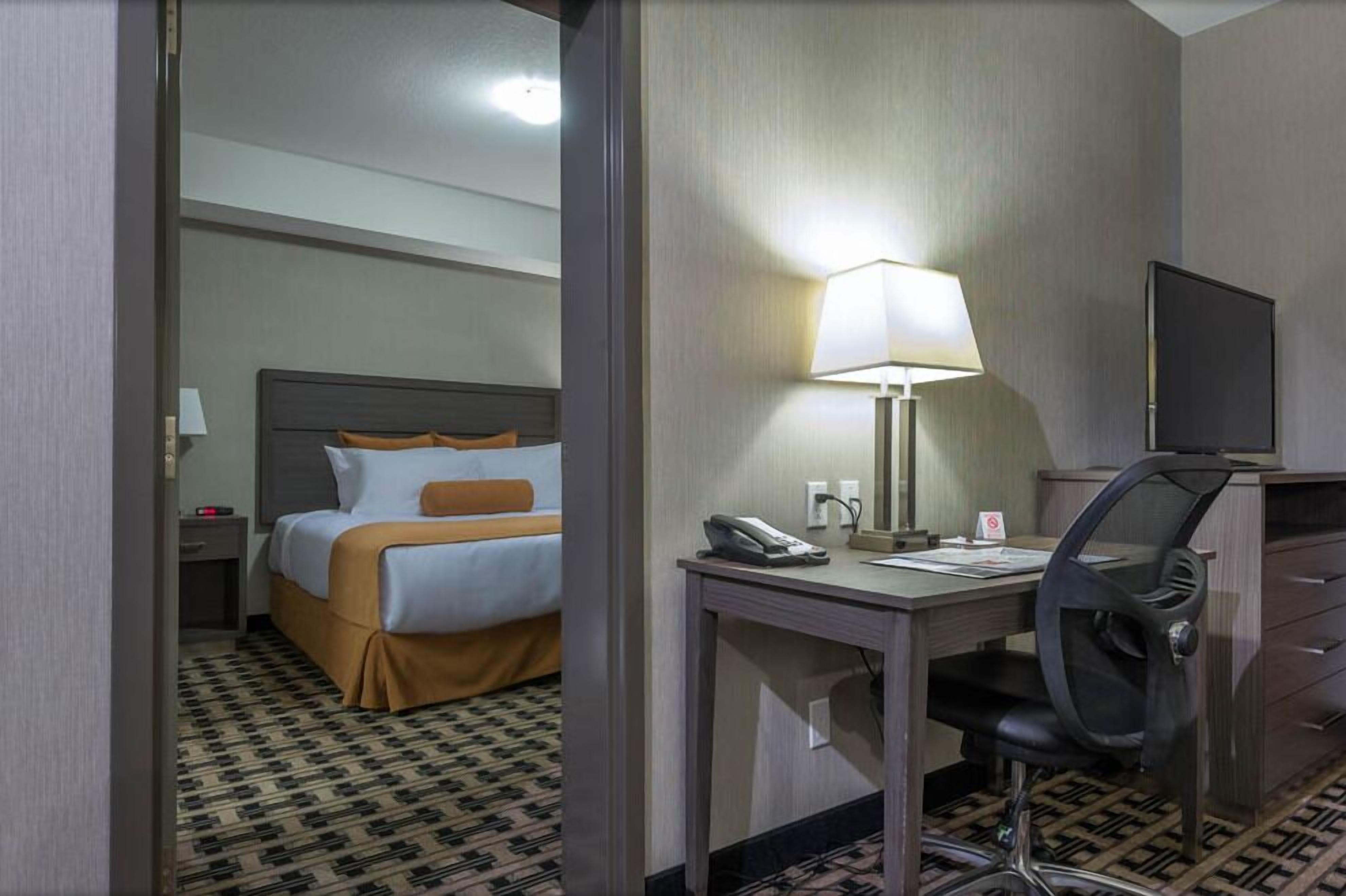 executive suite, 1 king bed, kitchenette | 1 bedroom, desk, iron/ironing board, free wifi