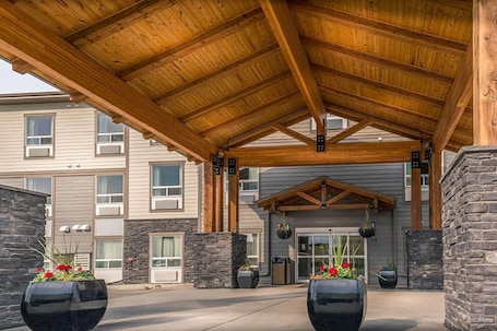 Property entrance. Timber Ridge Inn and Suites