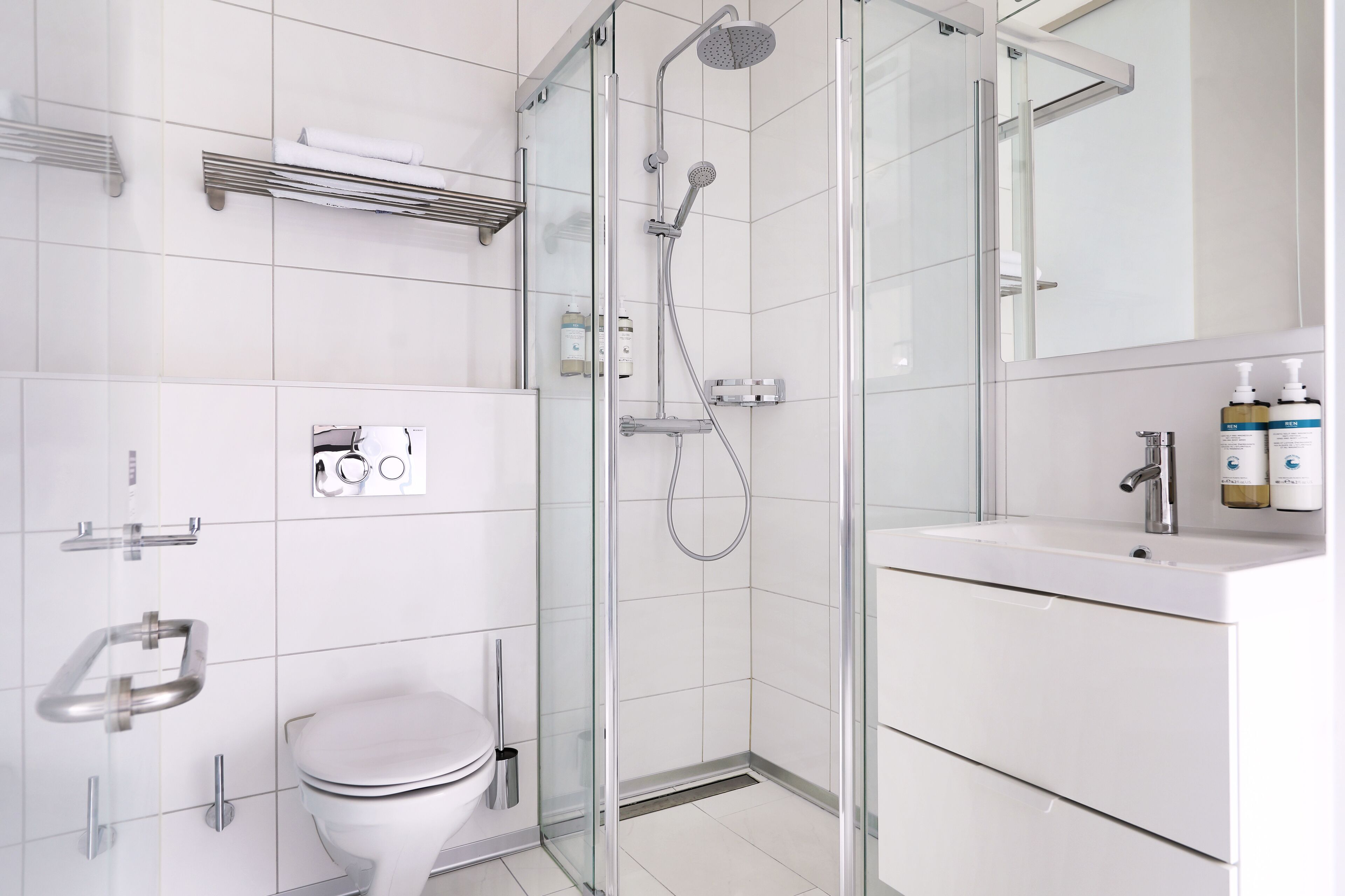 Standard-Studio | Badezimmer | Dusche, Designer-Toilettenartikel, Haartrockner, Handtücher
