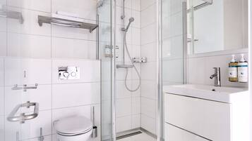 Standard-Studio | Badezimmer | Dusche, Designer-Toilettenartikel, Haartrockner, Handtücher