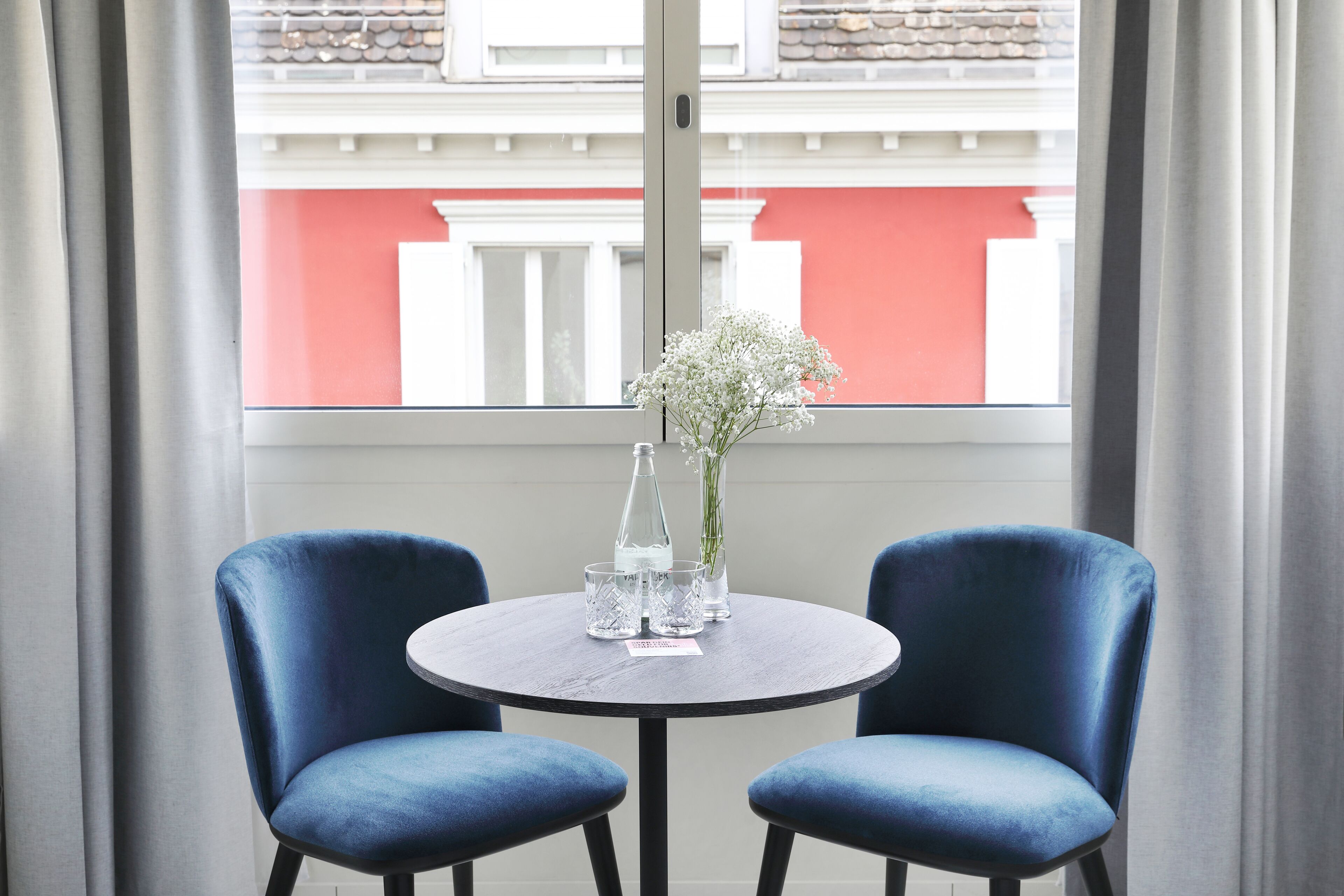 Estudio estándar | Ropa de cama de alta calidad y caja de seguridad en la habitación 