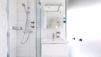 Large Studio with Kitchenette | Bathroom | Shower, designer toiletries, hair dryer, towels