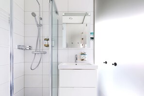 Estudio superior | Baño | Regadera, amenidades de baño de diseñador, secadora de cabello, toallas 