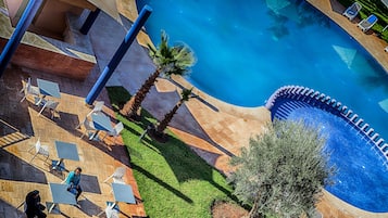 Piscine extérieure, parasols de plage, chaises longues