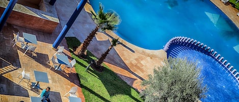 Piscine extérieure, parasols de plage, chaises longues