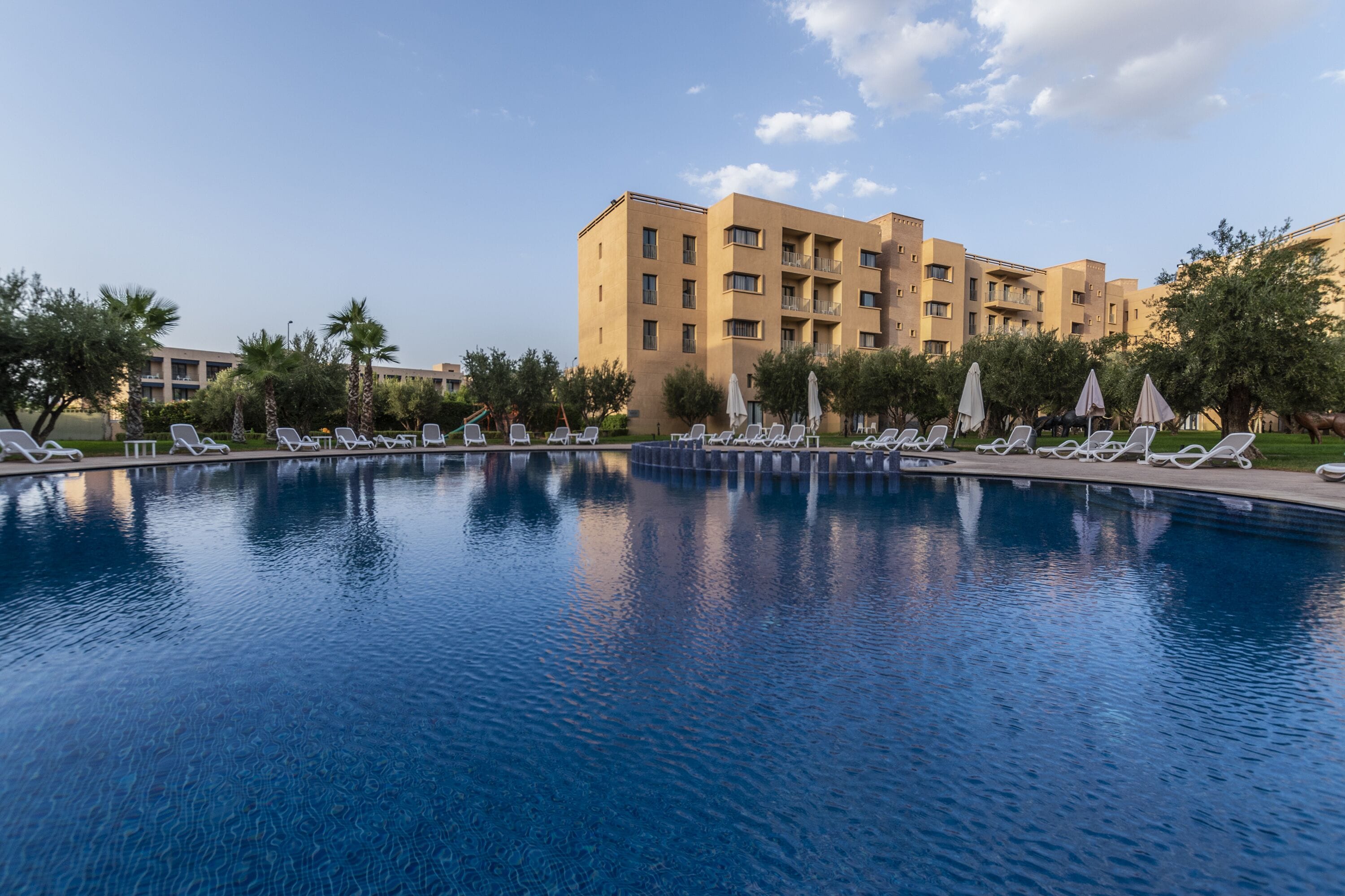 Utendørsbasseng, bassengparasoller og solsenger