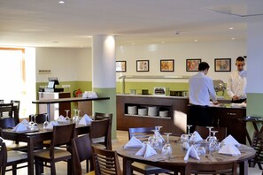 Desayuno buffet todos los días (con cargo)