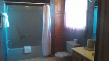 Grand Room, 1 King Bed, Jetted Tub | Bathroom
