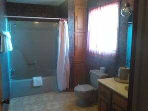 Grand Room, 1 King Bed, Jetted Tub | Bathroom | Combined shower/tub, free toiletries, hair dryer, towels - The Razorback Lodge (Eureka Springs)