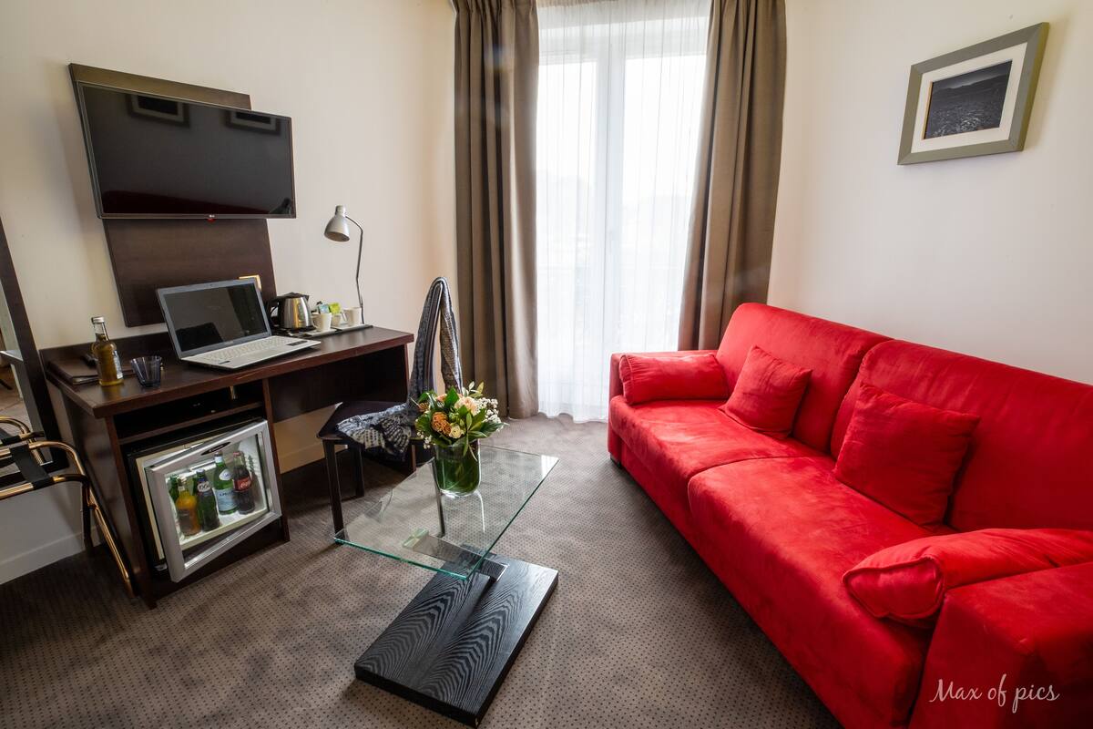 junior suite | living area | flat-screen tv