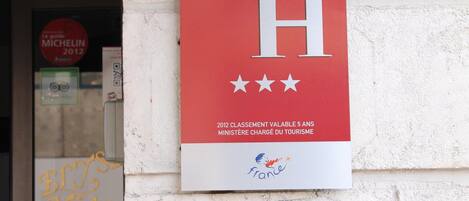 Un letrero con una 'H' grande y texto que indica una clasificación de 2012 por el Ministerio de Turismo francés.