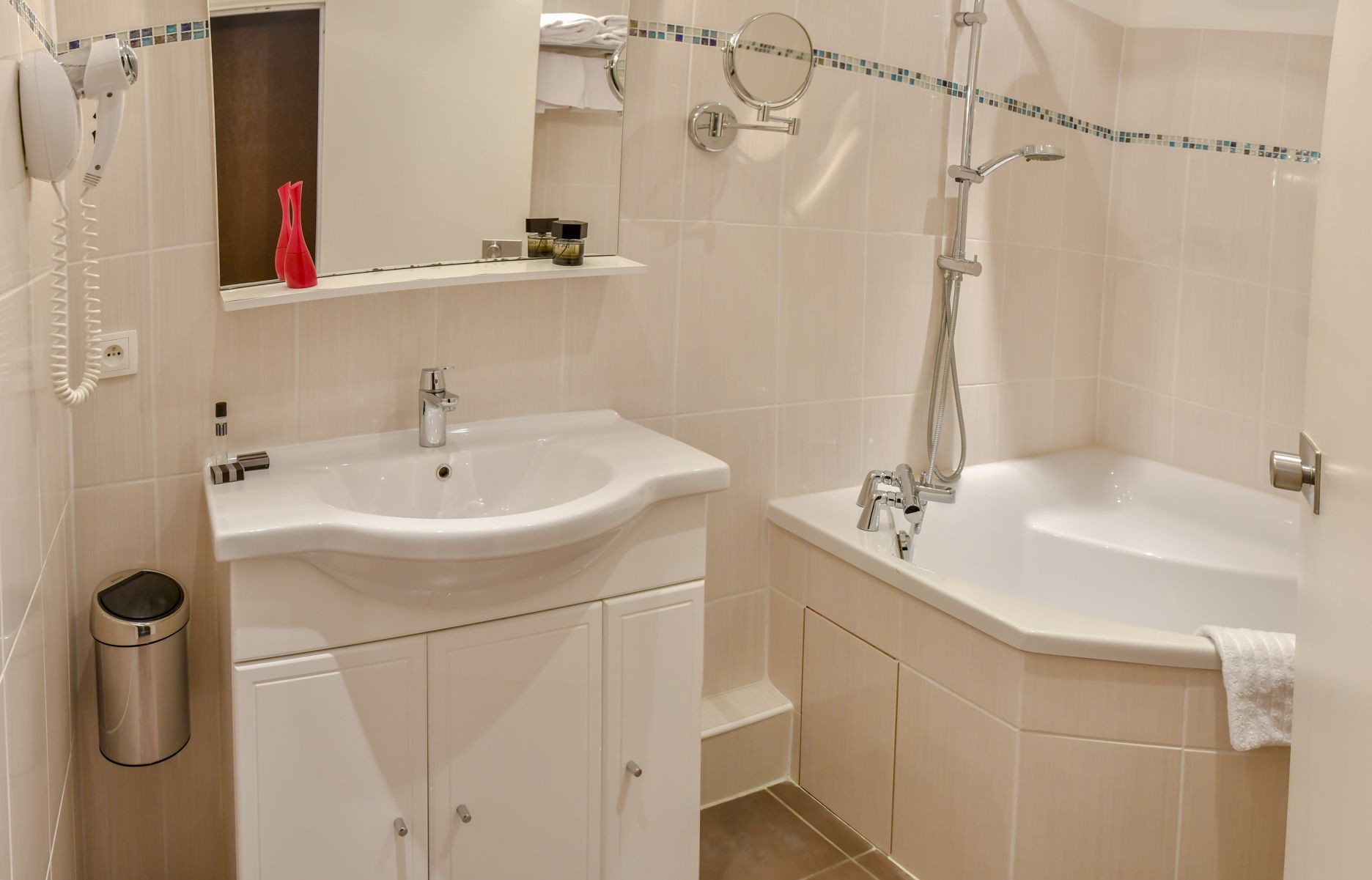 junior suite | bathroom | shower, free toiletries, hair dryer, towels