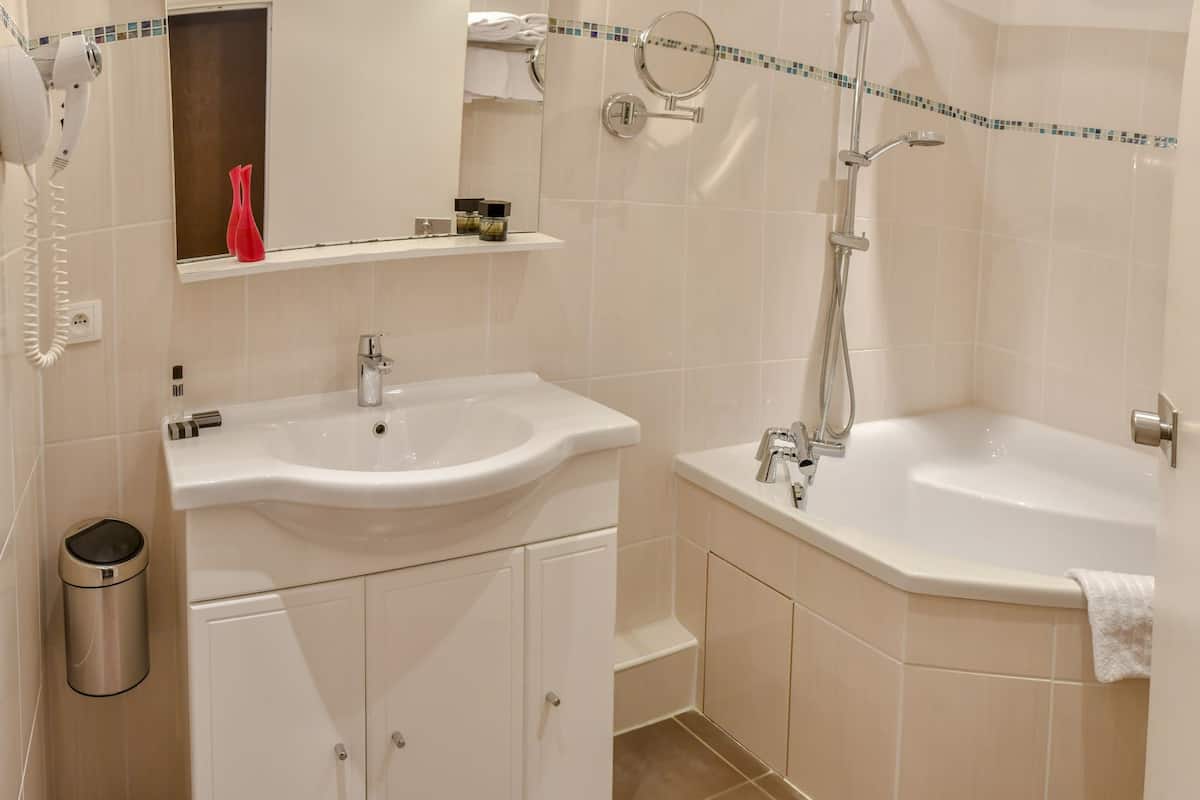junior suite | bathroom | shower, free toiletries, hair dryer, towels