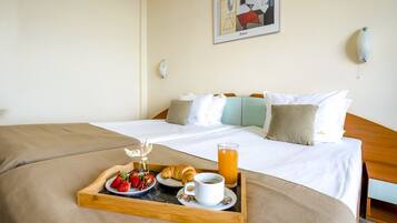 Standard Double Room, Sea View (Free Beach Package) | Minibar, Schreibtisch, kostenloses WLAN, Bettwäsche