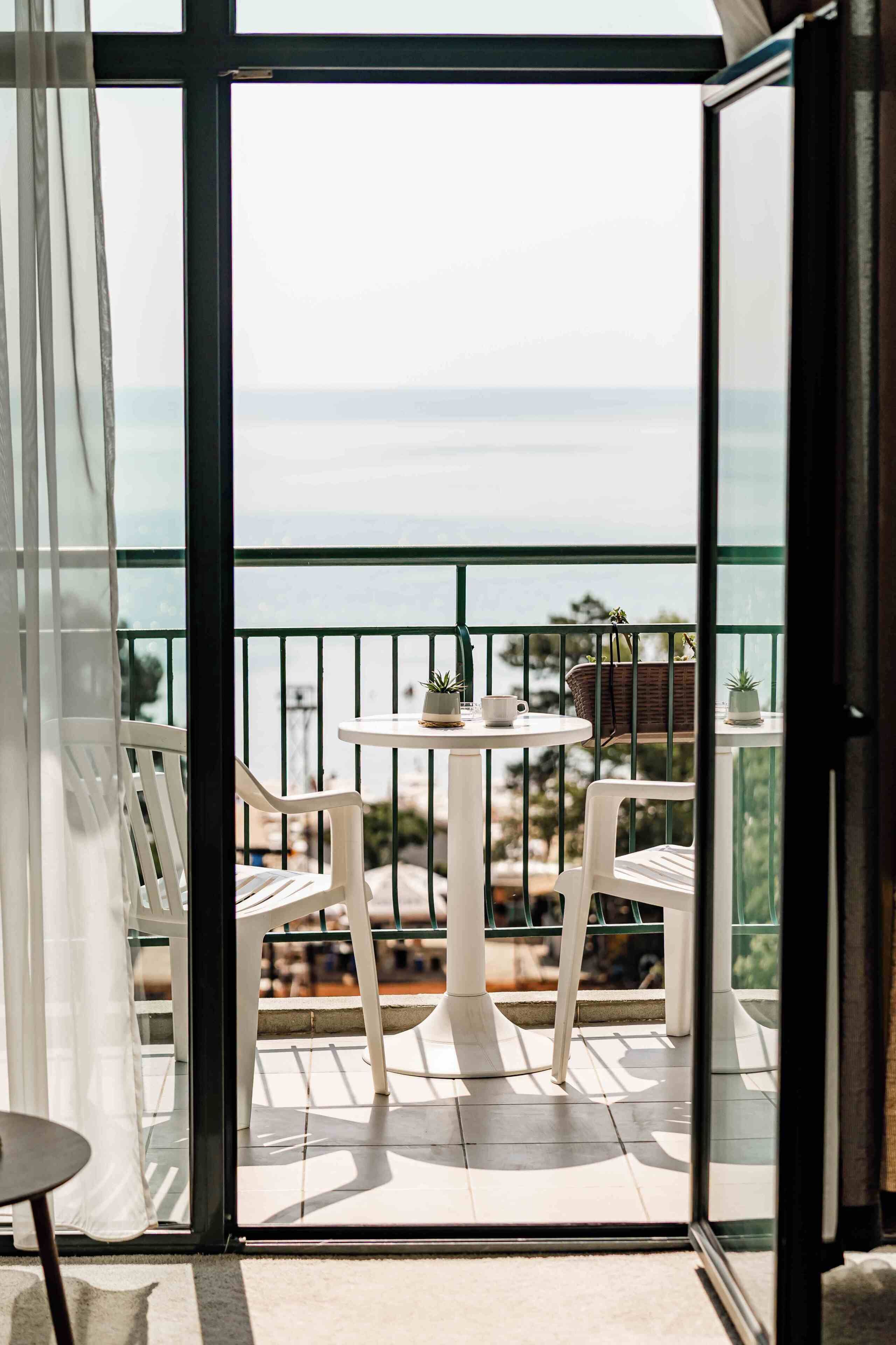 Standard Double Room, Sea View (Free Beach Package) | Banheiro | Chuveiro, secador de cabelo, toalhas de banho 