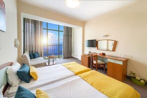 Standard Double Room, Sea View (Free Beach Package) | Minibaari, työpöytä, ilmainen Wi-Fi, vuodevaatteet