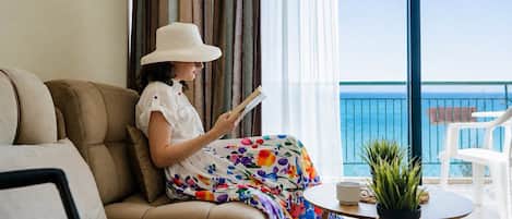 Standard Double Room, Sea View (Free Beach Package) | Minibar, skrivebord, wi-fi (inkludert) og sengetøy