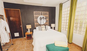 Chambre traditionnelle, 1 grand lit | Minibar, coffre-fort, décor unique, ameublement unique