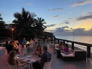 Déjeuner et dîner servis sur place, vue sur la plage 