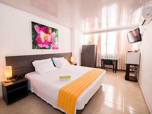 Comfort Room | Minibar, desk, iron/ironing board, rollaway beds - Hotel Casablanca (Neiva)