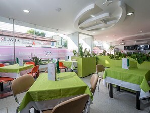 供應早餐、午餐和晚餐,國際料理