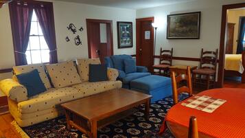 Habitación estándar, 1 cama Queen size, para no fumadores (Parlor Room) | Área de sala de estar | Televisión de 32 pulgadas con canales vía satélite