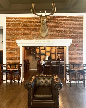 42-inch flat-screen TV with cable channels, TV, books - Hunter Arms Hotel (St. Cloud)