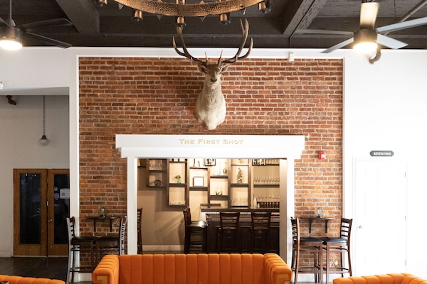 Televisi layar datar 42-inci dengan saluran TV kabel, TV, dan buku