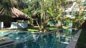 Hồ bơi ngoài trời, ghế dài tắm nắng 