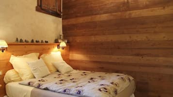 Chambre Double Confort, salle de bains attenante, vue jardin
