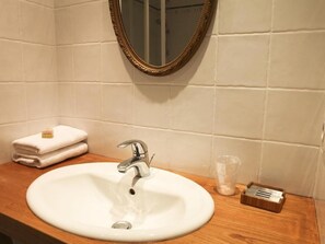 Comfort Double Room, Ensuite, Garden View | Bathroom - Les Chambres de Mado (Margencel)