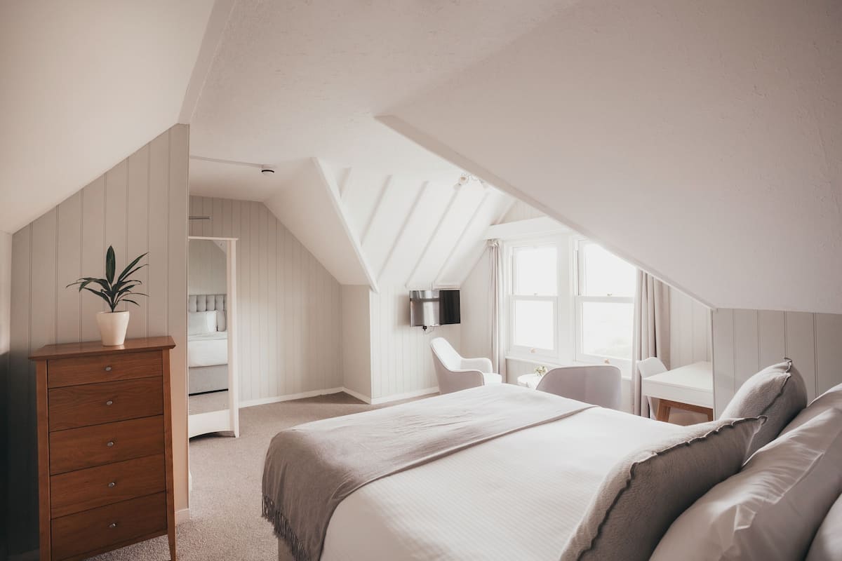 superior double room, ensuite, partial sea view (2nd floor)