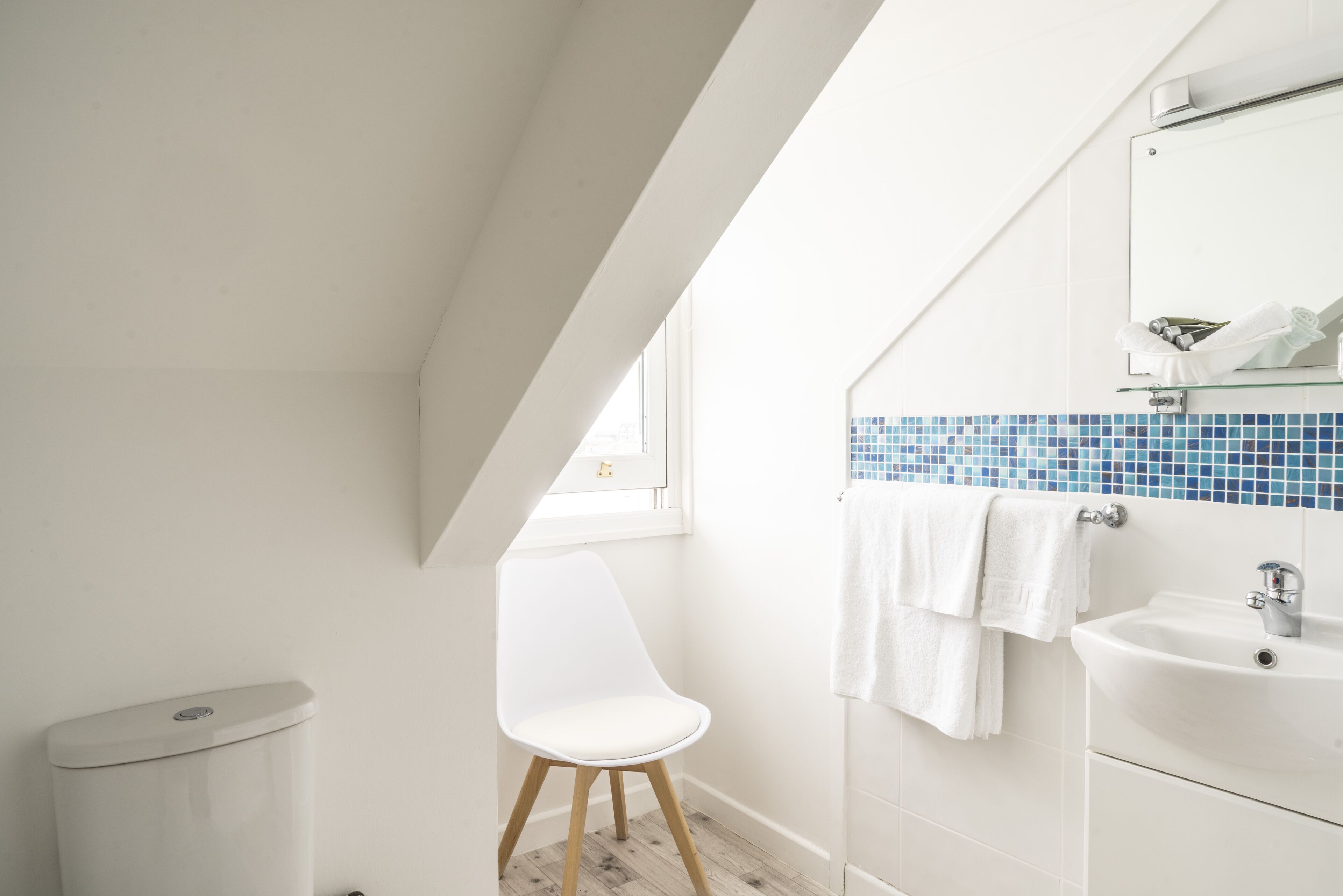 classic double room, ensuite, sea view (2nd floor) | bathroom