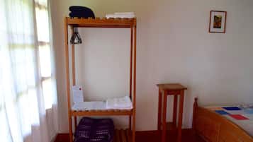 Een bureau, een laptopwerkplek, geluiddichte muren, gratis babybedden