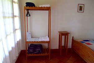 Escritorio y espacio para trabajar con laptop