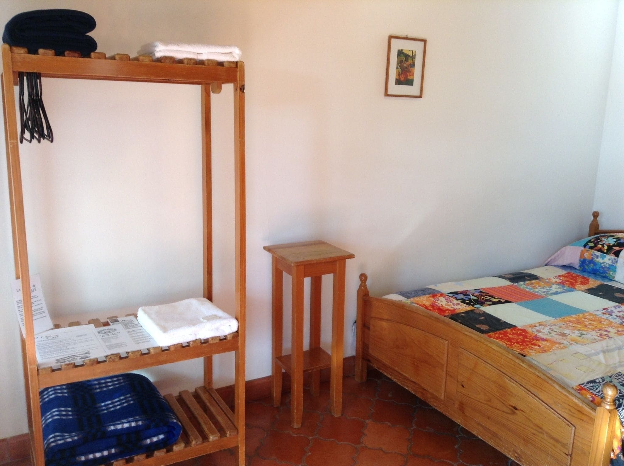 Schreibtisch, laptopgeeigneter Arbeitsplatz, schallisolierte Zimmer