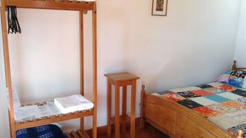 Schreibtisch, laptopgeeigneter Arbeitsplatz, schallisolierte Zimmer