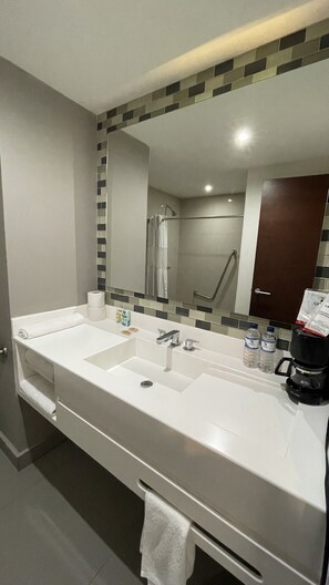 Double Room, 2 Double Beds | Bathroom | Shower, free toiletries, hair dryer, towels - Hotel El Sembrador (Guasave)