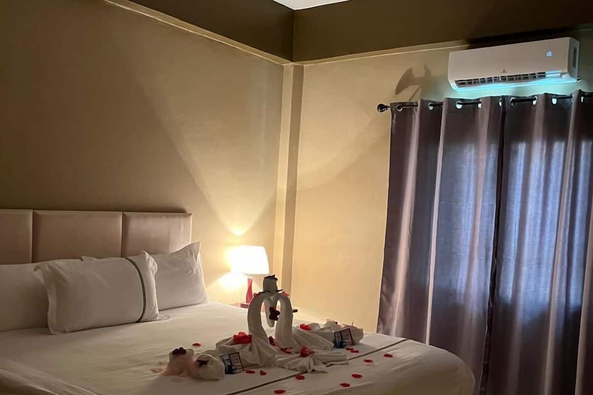 Double Room | Pillowtop beds, in-room safe, blackout drapes, iron/ironing board
