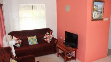 Departamento, 1 cama matrimonial, cocina, vista a la montaña | Área de sala de estar | Televisión de pantalla plana