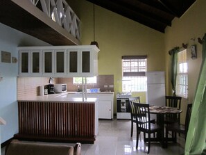 Suite, 2 Schlafzimmer, Kochnische, Gartenblick | Eigene Küche | Großer Kühlschrank, Mikrowelle, Ofen, Herdplatte